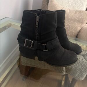 Short black boot